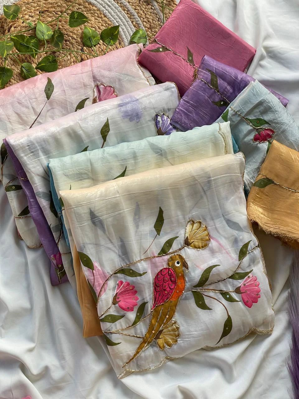 New Perrot brush printed gold crush peding  saree with beautiful hand
😊😊